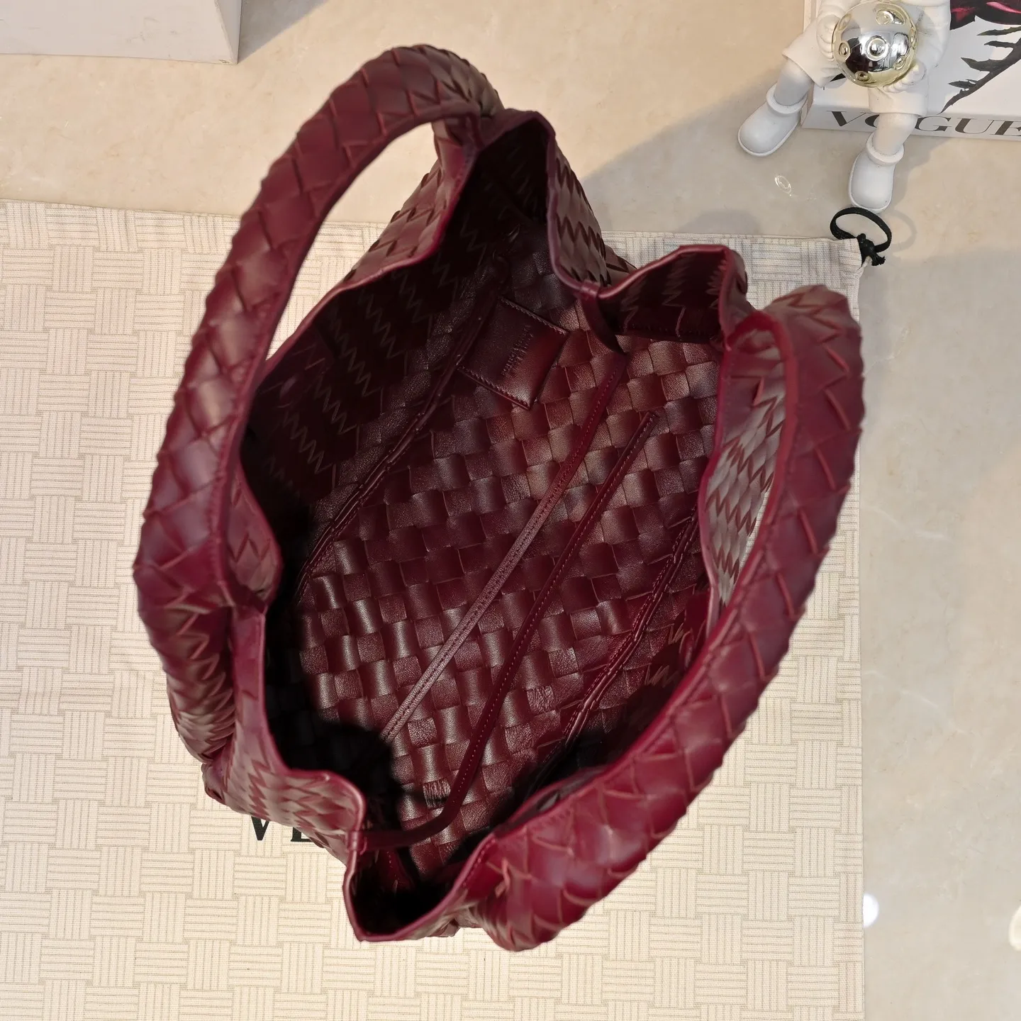 Batch 2160 new products are coming! BOTTEGA VENETA Bottega Veneta's 2025 new Campana shoulder bag is on the market~ First of all, I would like to praise the weight of this bag. As a not too small bag, it is very light for daily use. For people like me who need to carry a lot of belongings when going out, this advantage is great, and it greatly reduces the burden of traveling. 🛍️The shape is a bit like a combination of parachute and jodie. The blunt triangle shape is cute and honest. Carrying it on your back when going shopping is a good mood accelerator. The handles and body of the bag are both classic weaves. A tie is added to the original open design. If it is not tied up, the bag will look like a small vegetable basket when carried. Style number: 4249 Size: 33*20*16.5cm